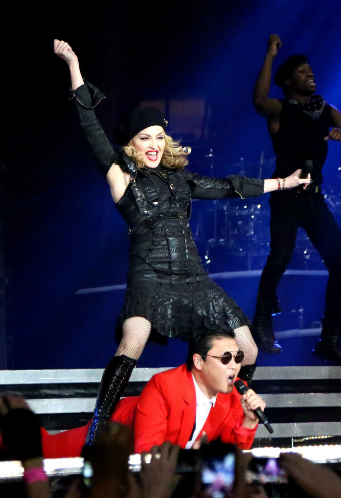 싸이는 2012년 11월 마돈나의 콘서트에 초청돼 함께 말춤을 선보였다. (사진: 연합뉴스) 