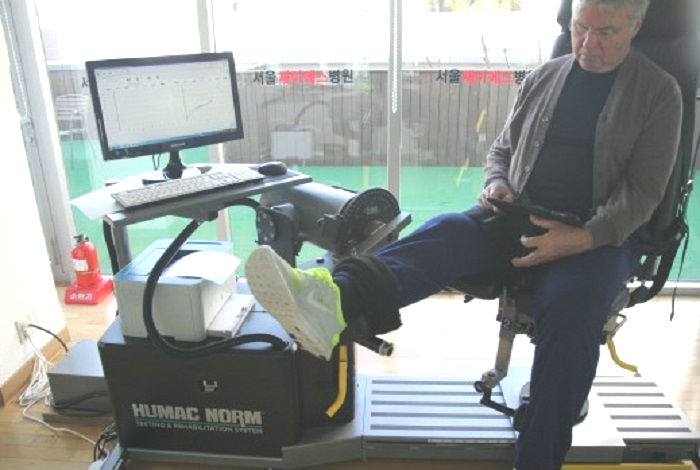 히딩크 감독이 오른쪽 무릎 수술 재활 차 특수치료를 받고 있는 모습. (사진:서울제이에스병원)