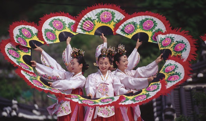 <b>Buchaechum )Fan Dance(.</b> A traditional form of Korean dance usually performed by groups of female dancers holding fans with floral designs on them.
