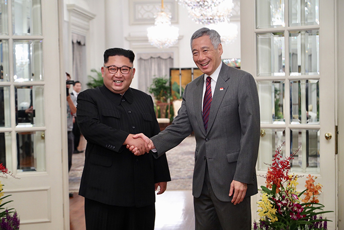 북미정상회담을 위해 10일 싱가포르를 방문한 김정은 북한 국무위원장(왼쪽)이 이스타나 대통령궁에서 리셴룽 싱가포르 총리와 악수를 나누고 있다.