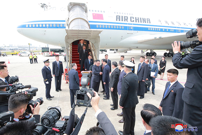 북미정상회담 참석차 10일 싱가포르를 방문한 김정은 북한 국무위원장이 창이공항에 도착해 싱가포르 측의 영접을 받고 있다.