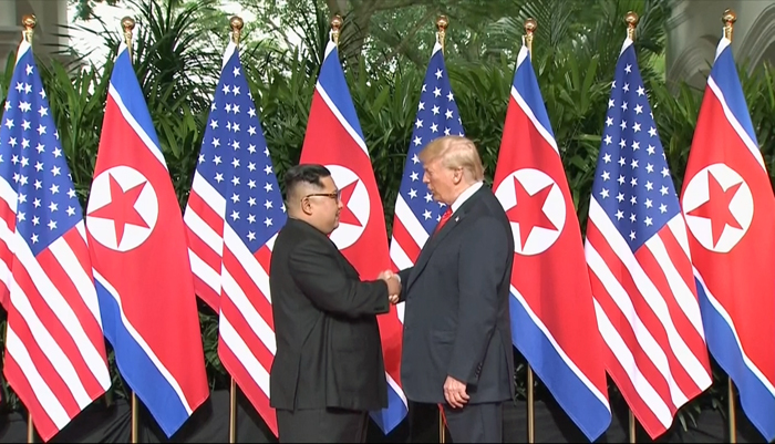 김정은 북한 국무위원장과 도널드 트럼프 미국 대통령이 12일 싱가포르 센토사섬 카펠라호텔 회담장에서 악수를 나누고 있다. 연합뉴스