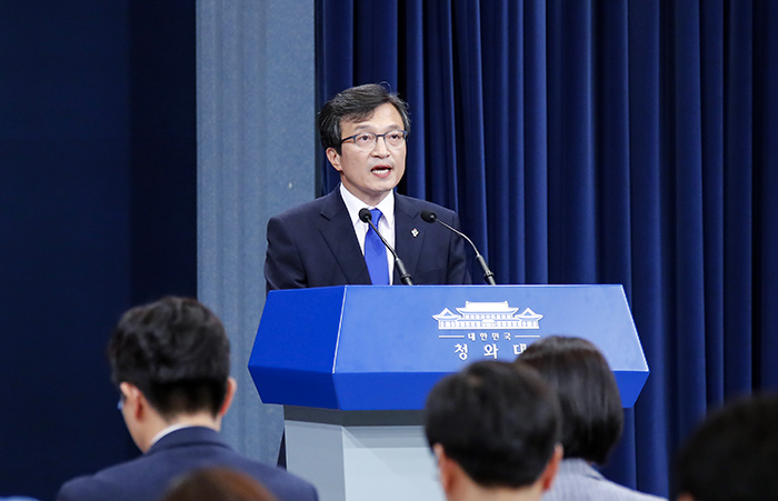김의겸 청와대 대변인이 20일 춘추관 브리핑을 통해 북중정상회담에 대한 청와대의 입장을 밝혔다. 연합뉴스