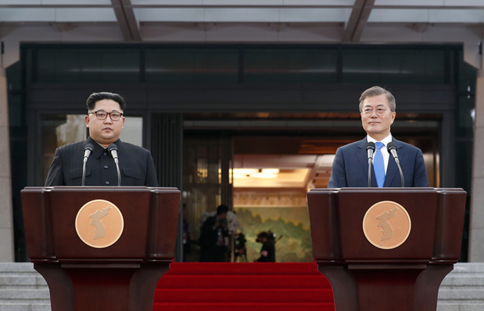 4월 27일 문재인 대통령(오른쪽)이 김정은 북한 국무위원장과 판문점 평화의 집에서 정상회담을 마친 후 ‘판문점 선언’을 발표하고 있다. 남북정상회담 공동취재단