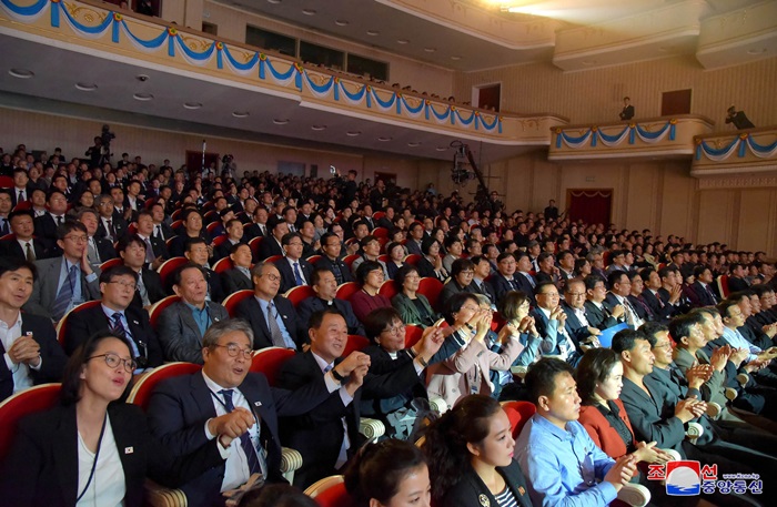 남북은 10·4선언을 기념하는 공동행사를 평양에서 열었다. 사진은 조선중앙통신이 보도한 남측과 해외측 대표단 환영 공연. 연합뉴스