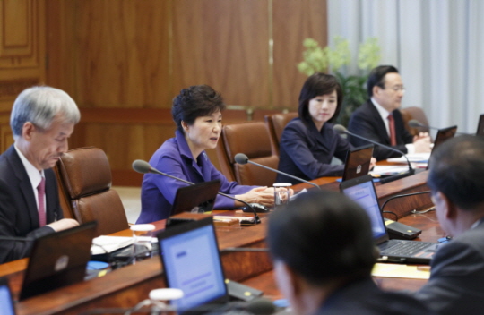  President Park Geun-hye (second from left) presides over a senior secretarial meeting at Cheong Wa Dae on October 6. (photos: Cheong Wa Dae) 