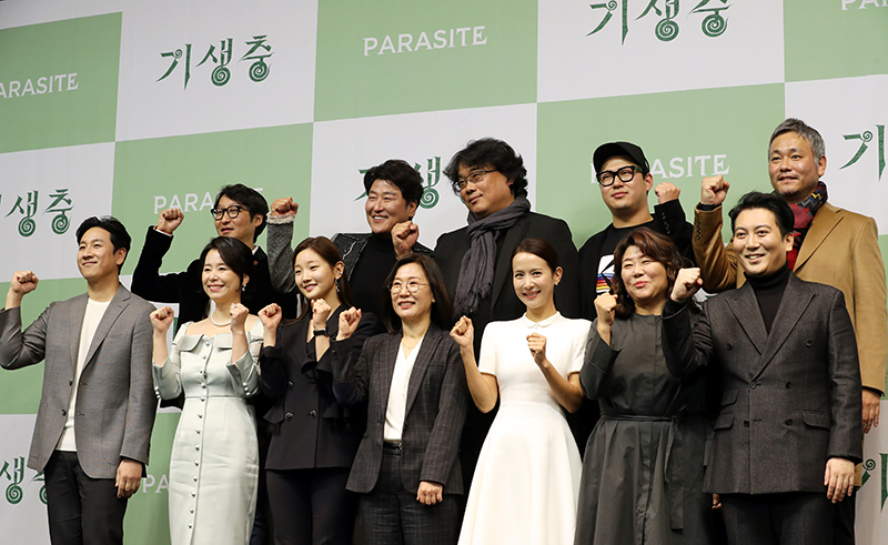 봉준호 감독을 포함해 영화 '기생충' 배우와 제작진들이 19일 웨스틴 조선호텔에서 아카데미 시상식 이후 한국에서 공식기자회견을 가졌다. 
