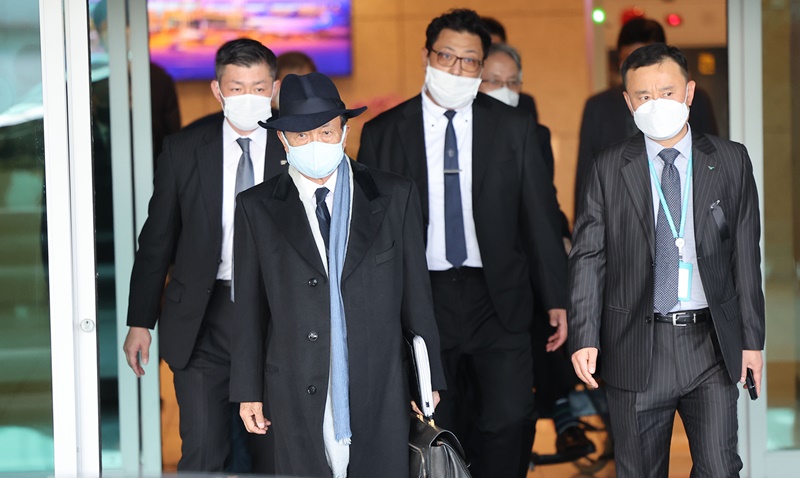 رئيس الوزراء الياباني السابق تارو آسو، نائب رئيس الحزب الليبرالي الديمقراطي الياباني، يصل إلى مبنى الركاب رقم 1 بمطار إنتشون الدولي بعد ظهر أمس الأربعاء الموافق 2 نوفمبر. (الصورة من وكالة يونهاب للأنباء)