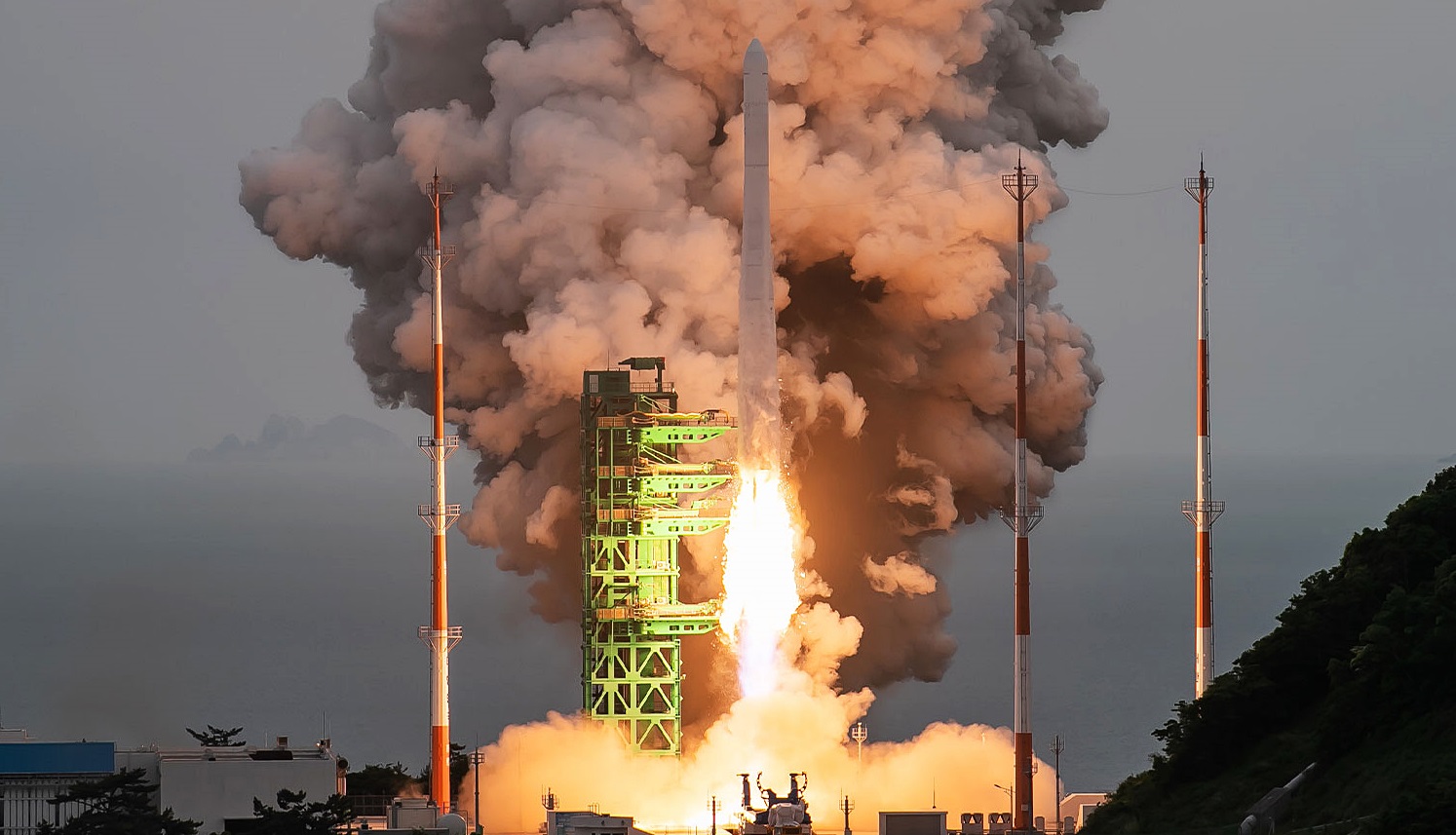 المركبة الفضائية الكورية نوري المصنعة بتقنيات محلية يتم إطلاقها من مركز نارو للفضاء الواقع بساحل غوهينغ، مقاطعة جولا الجنوبية وذلك مساء يوم 25 من الشهر الجاري. (الصورة من المعهد الكوري لأبحاث الفضاء)