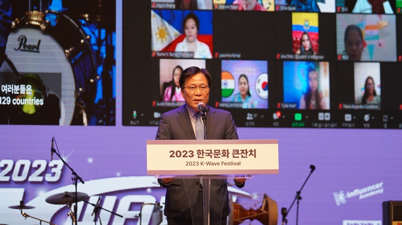 كيم جانغ-هو مدير الوكالة الوطنية لترويج الثقافة الكورية (كوسيس) يلقي كلمة تهنئة في مهرجان الثقافة الكورية لعام 2023 الذي أقيم على مسرح دال أولريم بالمسرح الوطني في حي جونغ غو، سيئول يوم 4 نوفمبر.