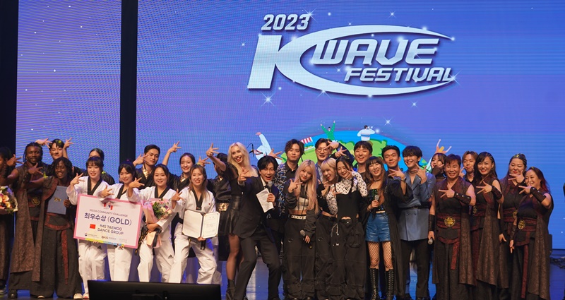 المشاركون في مسابقة كي كوميونيتي تشالينغ يلتقطون صورة تذكارية في الجزء الثاني من مهرجان الثقافة الكورية لعام 2023 الذي أقيم على مسرح دال أولريم بالمسرح الوطني في حي جونغ غو، سيئول يوم 4 نوفمبر.