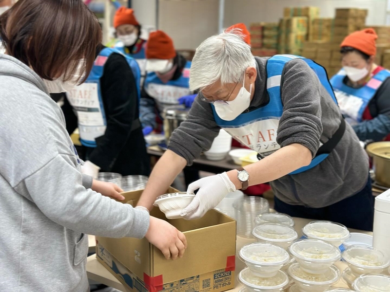 السفير الكوري لدى اليابان يون دوك-مين يقوم بتوزيع الطعام على المتضررين جراء الزلزال في المركز المجتمعي لمنطقة ياتاغو في مدينة ناناو بمحافظة إيشيكاوا في يوم 20 فبراير.