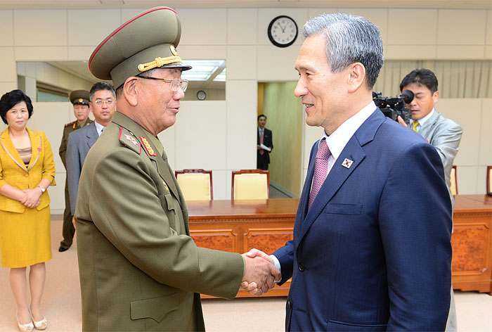  Working-level talks will be held in Panmunjeom on Sept. 7 to discuss the reunion of separated families. The photo shows the high-level inter-Korea talks that were held on Aug. 25. 