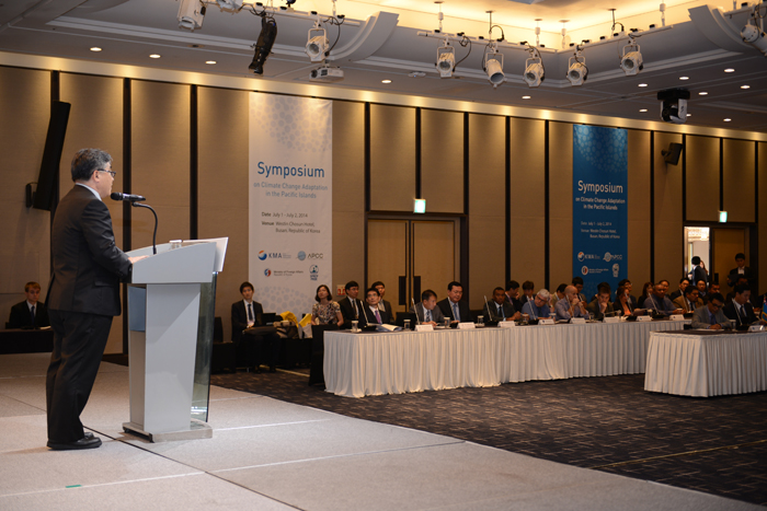  APEC Climate Center Director Chung Chin-seung delivers the opening address at the symposium in Busan on July 1-2. (photos: courtesy of the KMA) 