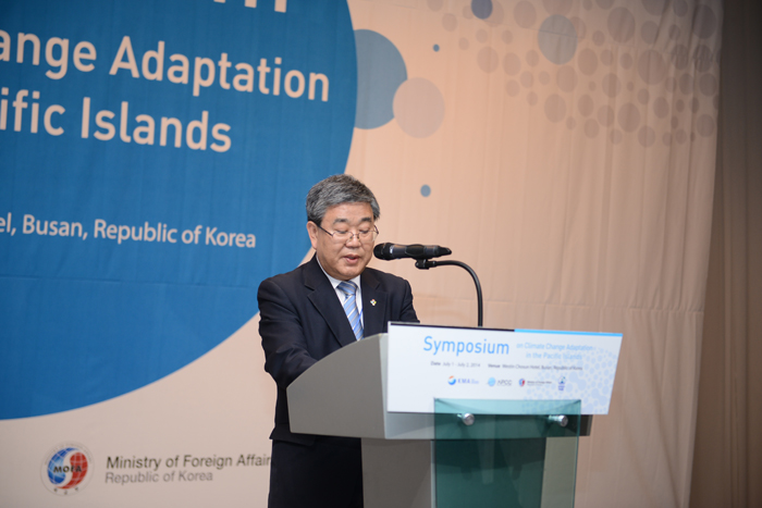 ‘ Ko Yun-hwa, administrator of the KMA, gives congratulatory remarks at the symposium. (photo: courtesy of the KMA) 