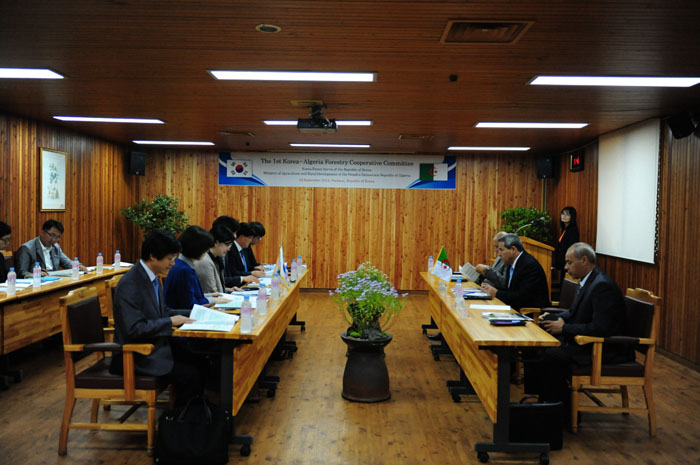The first Korea-Algeria Forestry Cooperative Committee is held at the Korea National Arboretum on September 23. (photos courtesy of the Korea Forest Service) 