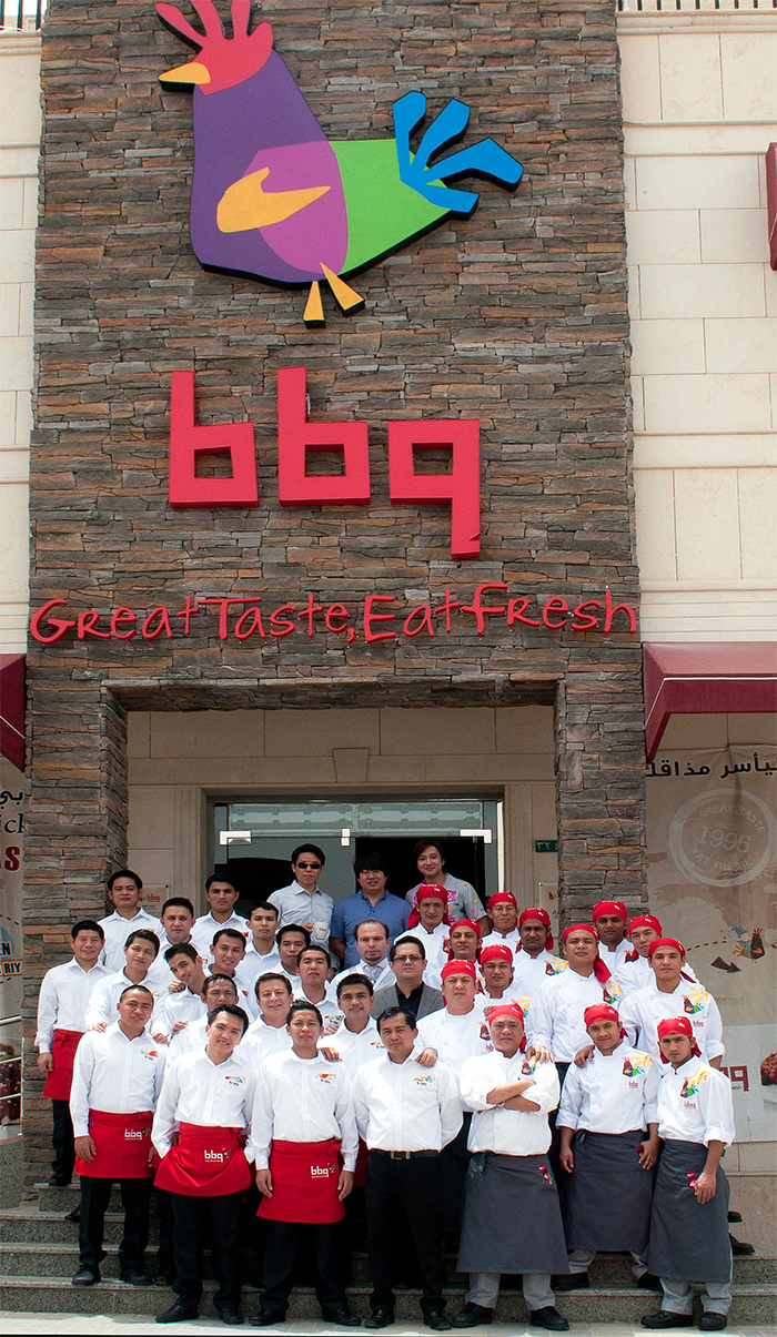 지난해 사우디아라비아 리야드 올라야 지구에 문을 연 ‘BBQ 치킨 리야드 1호점’과 직원들의 모습. 