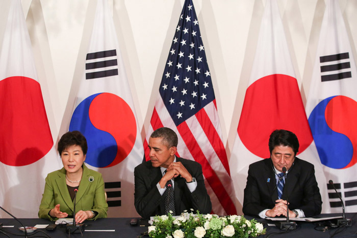 박근혜 대통령(왼쪽), 버락 오바마 미국 대통령, 아베 신조 일본 총리가 25일 네덜란드 헤이그에서 한•미•일 정상회담을 갖고 있다. (사진: 청와대) 