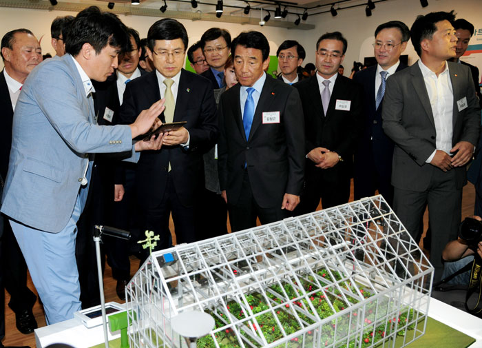 세종창조경제혁신센터에서 참석자들이 30일 ‘스마트팜’모형을 보며 시연해보고 있다.