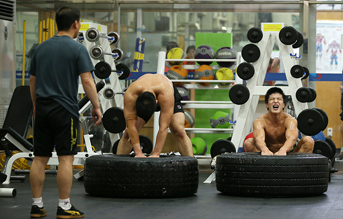 태릉선수촌 미디어 공개행사가 열린 20일 레슬링 국가대표 선수들이 대형 타이어를 끌며 구슬땀을 흘리고 있다. 