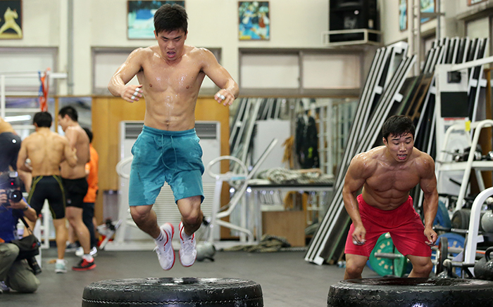 20일 레슬링 국가대표 선수들이 태릉선수촌에서 기초체력 훈련을 소화하며 땀으로 온 몸을 적시고 있다. 