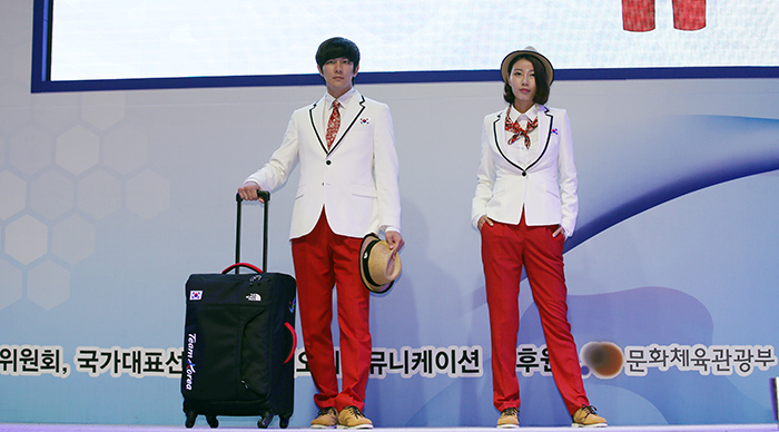 20일 공개된 제17회 인천아시아경기대회 공식단복은 백의민족을 상징하는 상의에 정열을 나타내는 붉은색 하의로 디자인 됐다. 