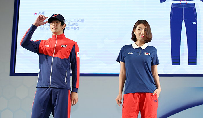 20일 모델들이 태릉선수촌에서 제17회 아시아경기대회 국가대표 선수단이 시상식에서 입을 트레이닝복.
