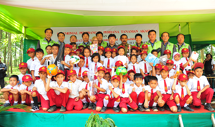 The Korea Forest Service focuses on improving the welfare of local residents who live near the forests on which it works. In this regard, the organization set up a sisterhood relationship with a school near one of the forests it helped to create in Indonesia.