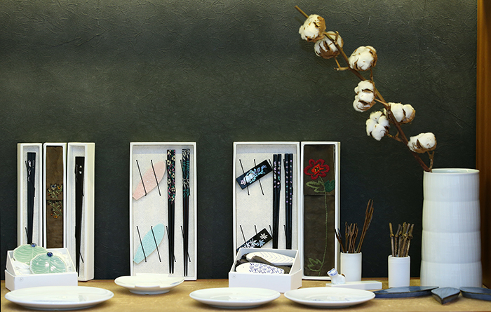 Chopsticks made by Jeo-Jip have been used as gifts by Korean presidents during their overseas trips. They are also popular as gifts and presents exchanged before marriage. 