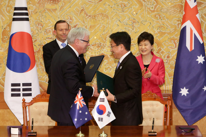 박근혜 대통령(뒷줄오른쪽)과 토니 애벗 호주 총리가 8일 청와대에서 정상회담을 가진 후 한호 FTA 서명식에 참석하고 있다. (사진: 청와대)