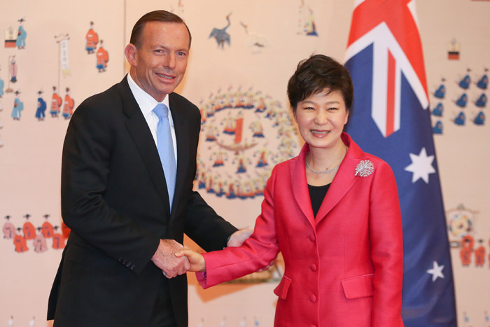박근혜 대통령(오른쪽)과 토니 애벗 호주 총리가 8일 청와대에서 열린 정상회담을 하기에 앞서 악수하고 있다. (사진: 청와대)