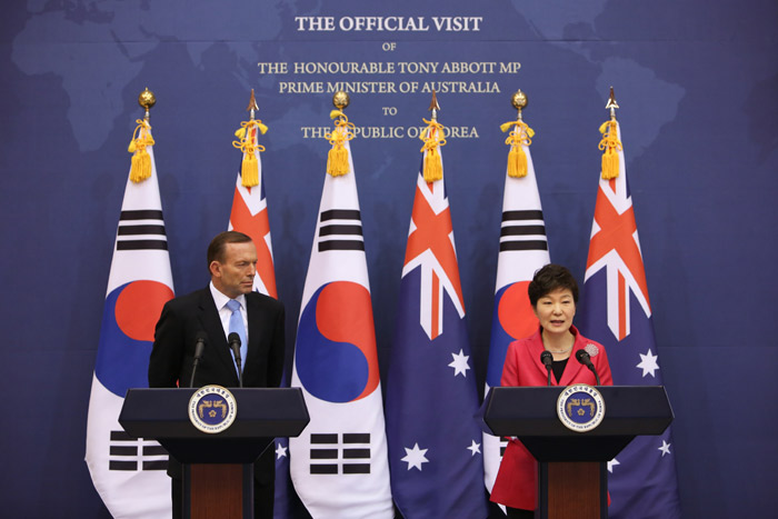 박근혜 대통령(오른쪽)과 토니 애벗 호주 총리가 8일 청와대에서 정상회담을 마친 후 기자회견을갖고 있다. (사진: 청와대)