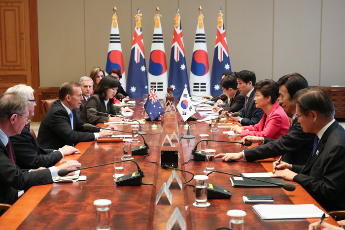 박근혜 대통령(오른쪽 세번째)과 토니 애벗 호주 총리가 8일 청와대에서 정상회담을 갖고 있다. (사진: 청와대)