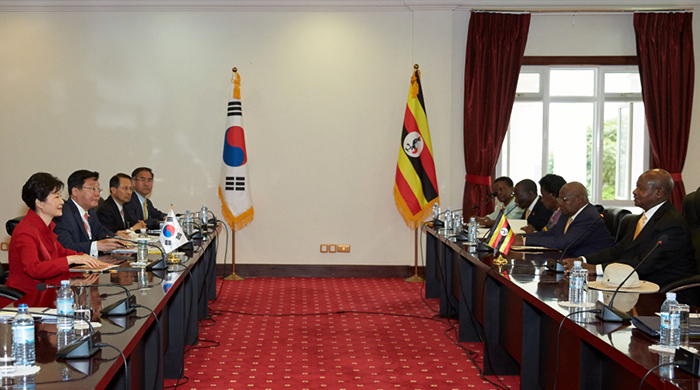 President Park Geun-hye and Ugandan President Yoweri Museveni hold the Korea-Uganda summit at State House in Entebbe, Uganda, on May 29. 