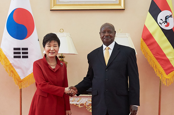 President Park Geun-hye and Ugandan President Yoweri Museveni pose for a photo during the Korea-Uganda summit at State House in Entebbe, Uganda, on May 29. The two leaders agreed to strengthen cooperation across a wide range of sectors, including the economy, development and national defense. 