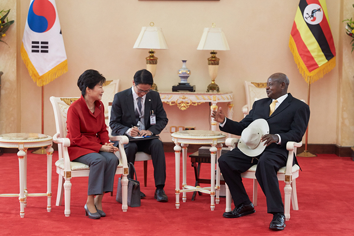 President Park Geun-hye and Ugandan President Yoweri Museveni hold talks prior to the Korea-Uganda summit at State House in Entebbe, Uganda, on May 29.