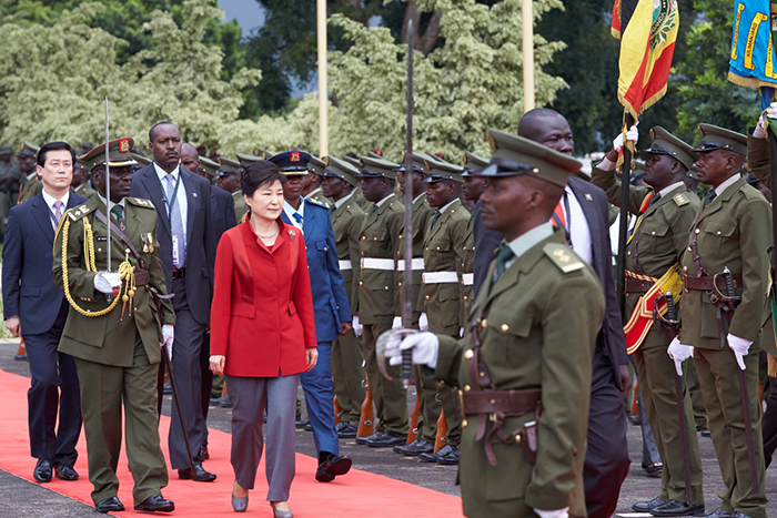 President Park Geun-hye inspects the honor guard during her official welcoming ceremony at State House in Entebbe, Uganda, on May 29.