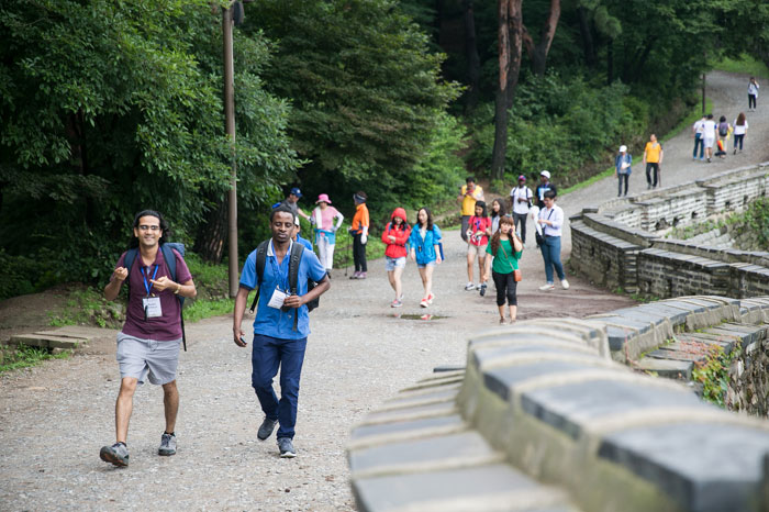 남한산성 성곽길을 따라 걷고 있는 탐방프로그램 참가자들.