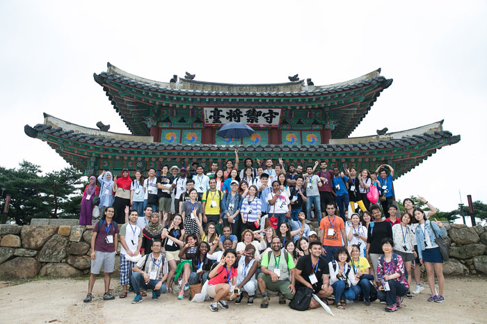 참가자들이 남한산성 수어장대 앞에서 기념촬영을 하고 있다.
