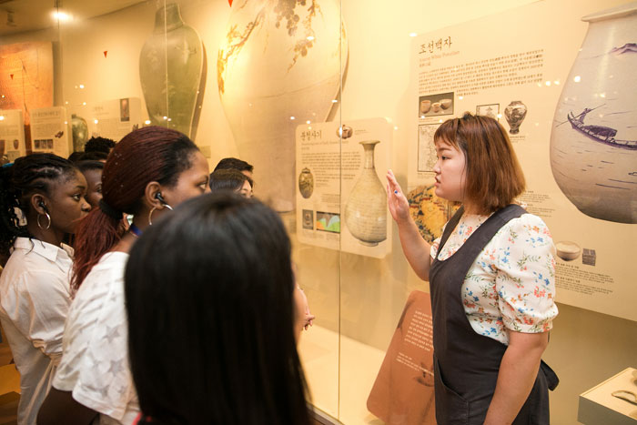 참가자들이 경기도자박물관에서 청자와 분청사기, 백자에 대한 설명을 듣고 있다.