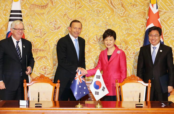 Presidenet Park Geun-hye (second from right) shake hands with Australian Prime Minister Tony Abbott after the signing of the Korea-Australia FTA at Cheong Wa Dae, on April 8. (photo courtesy of the Ministry of Trade, Industry and Energy)
