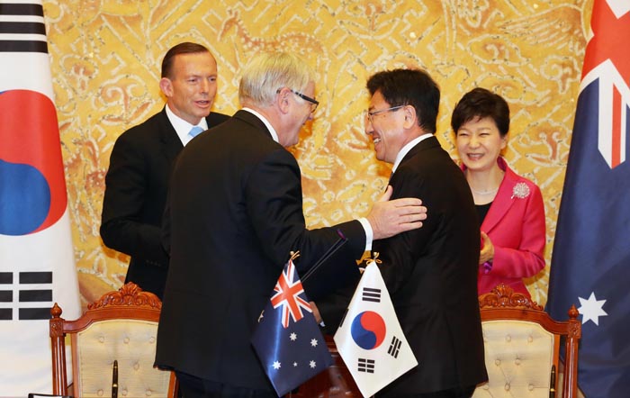 Minister of Trade, Industry and Energy Yoon Sang-jick and Australian Minister for Trade and Investment Andrew Robb shake hands with each othe after the signing of the Korea-Australia FTA at Cheong Wa Dae, on April 8. (photo courtesy of the Ministry of Trade, Industry and Energy )