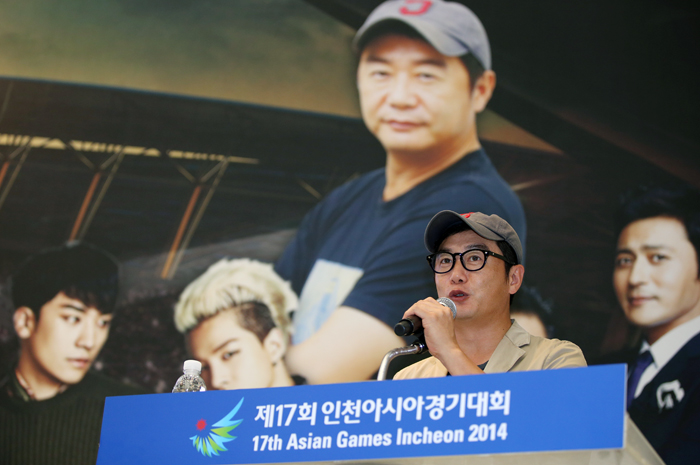 장진 2014 인천 아시아경기대회 총연출 감독이 개폐회식 진행과정에 대해 설명하고 있다.