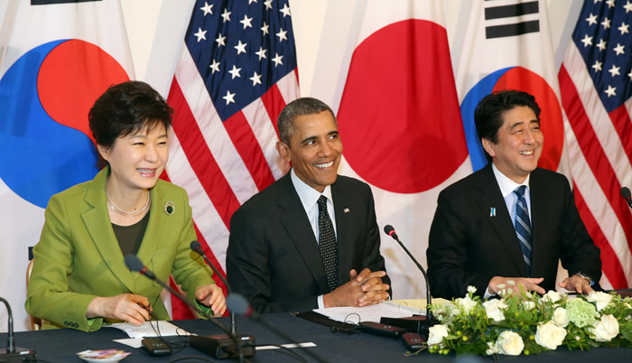 South Korean President Park Geun-hye (from left), U.S. President Barack Obama and Japanese Prime Minister Shinzo Abe smile during a trilateral talks on the sidelines of the 3rd Nuclear Security Summit in The Hague, Netherlands, on March 25. (photo: Yonhap News)