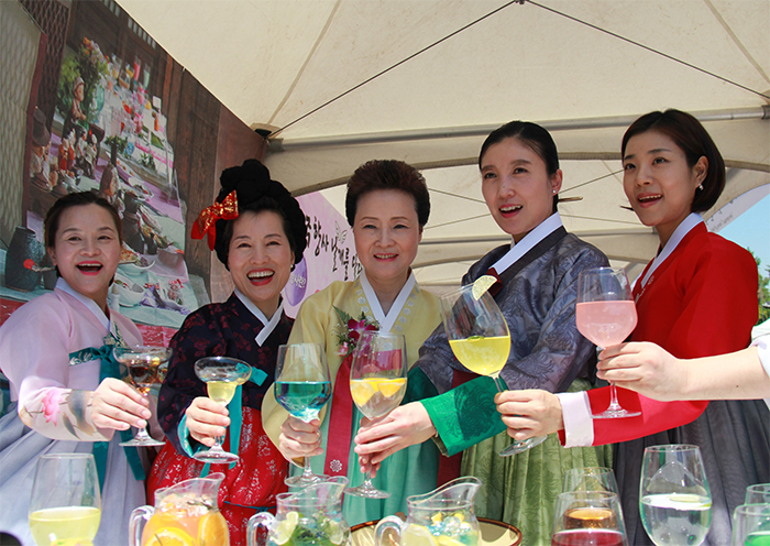 The 2016 Korean Traditional Liquor & Food Festival was held at the Namsangol Hanok Village in Jung-gu District, Seoul, on May 19. Yoon Sook-ja (center), chairperson of the Korean Food Foundation and main organizer of the event, introduces traditional liquor at the festival. Visitors were able to taste some modern cocktails that used traditional liquors and sample some of the best pairings between traditional foods and traditional liquors. 