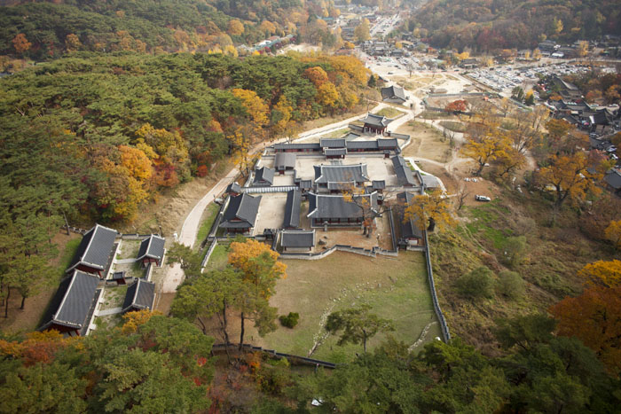  (Top) An aerial view of the southern part of the Namhansanseong. (Below) A picture of the <i>Haenggung</i> temporary palace. (photo courtesy of the CHA) 