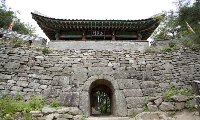 The Seomun is the west gate of the Namhansanseong fortress. (photo courtesy of the Namhansanseong Culture & Tourism Initiative)