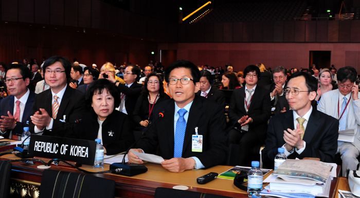 The Korean delegation delivers its presentation about Namhansanseong during the 38th assembly of the World Heritage Committee, held in Doha, Qatar, on June 22. (photos courtesy of the Namhansanseong Culture & Tourism Initiative)