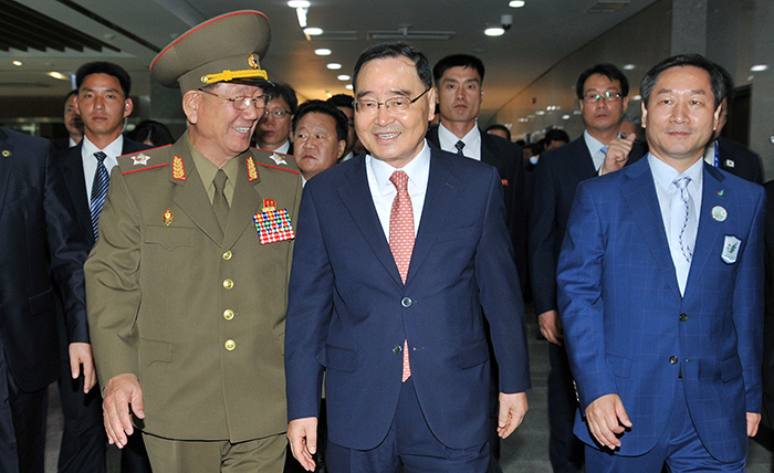  South Korean Prime Minister Chung Hong-won (middle) and Director Hwang Pyong-so (left) of the North Korean military’s General Political Bureau enter the Incheon Asiad Main Stadium to attend the Asian Games closing ceremony on October 4. 