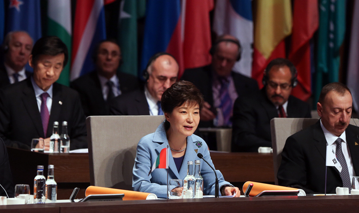 박근혜 대통령(가운데)이 24일 네덜란드 헤이그에서 열린 제3차 핵안보정상회의 개회식에서 기조연설을 하고 있다. (사진: 청와대) 